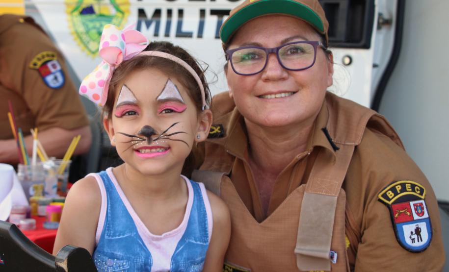 PM promove ação de Natal e encanta veranistas com entrega de doces e pintura de rosto em Guaratuba (PR), no Litoral do estado