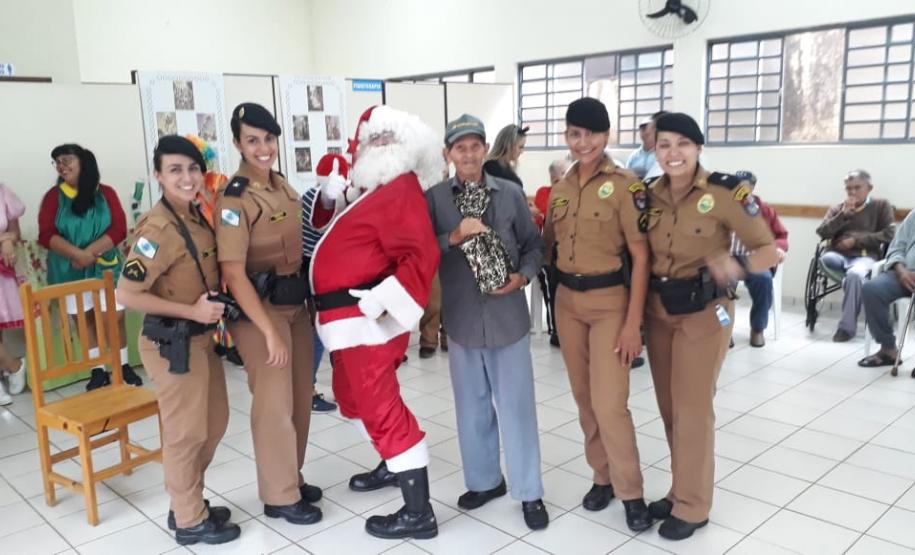 PM e projeto “Ta Curando” levam presentes e alegria aos idosos do Asilo São Vicente de Paulo no Noroeste do estado