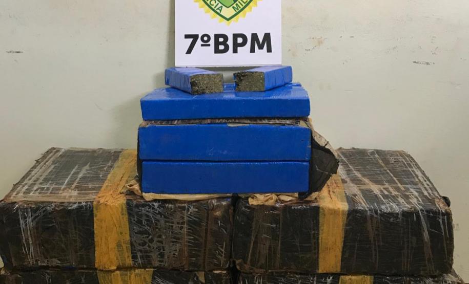 PM apreende 150 quilos de maconha após veículo colidir em Cruzeiro do Oeste (PR)