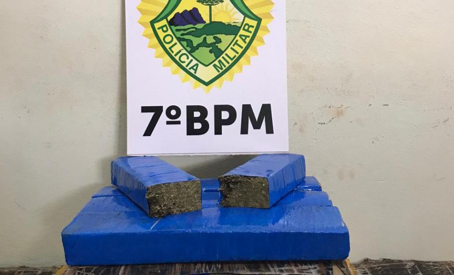PM apreende 150 quilos de maconha após veículo colidir em Cruzeiro do Oeste (PR)