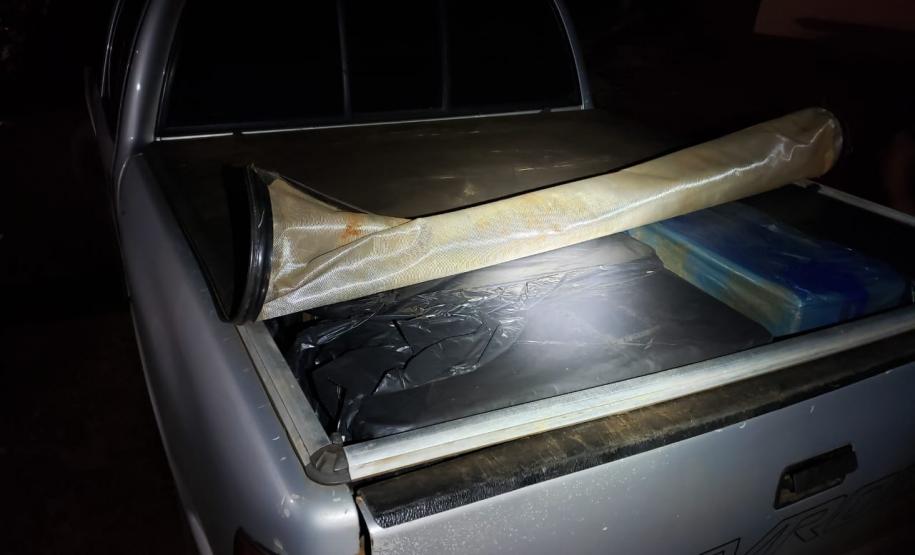 PM apreende veículo carregado com cigarros contrabandeados do Paraguai na PR 323; Carga seria entregue em Maringá (PR)