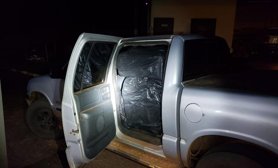 PM apreende veículo carregado com cigarros contrabandeados do Paraguai na PR 323; Carga seria entregue em Maringá (PR)