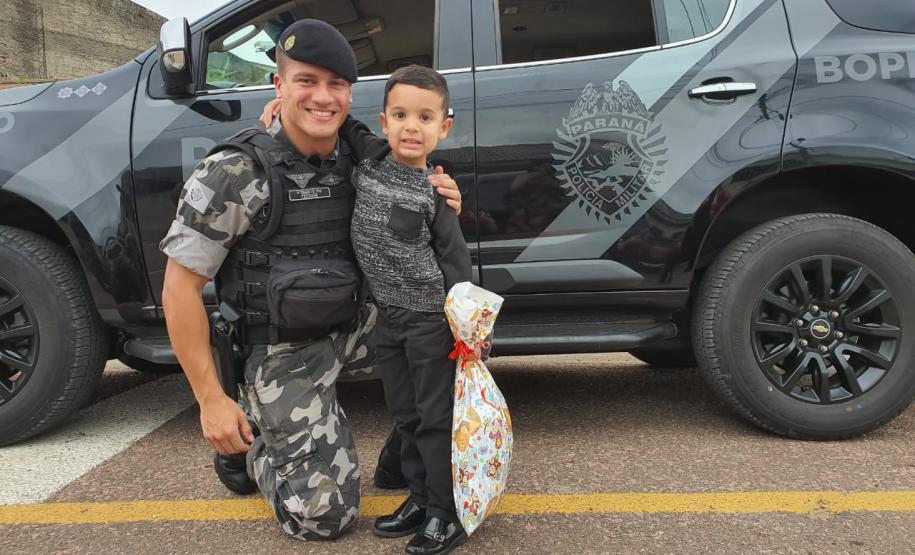 BOPE realiza sonho de crianças e entrega fardinha em Curitiba e na Região Metropolitana de Curitiba (RMC)