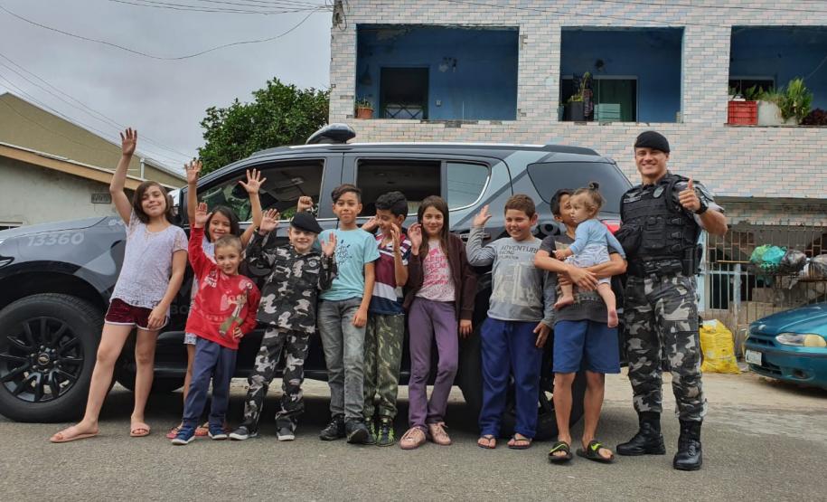 BOPE realiza sonho de crianças e entrega fardinha em Curitiba e na Região Metropolitana de Curitiba (RMC)