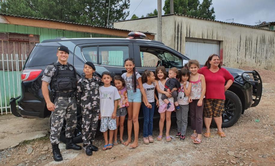 BOPE realiza sonho de crianças e entrega fardinha em Curitiba e na Região Metropolitana de Curitiba (RMC)