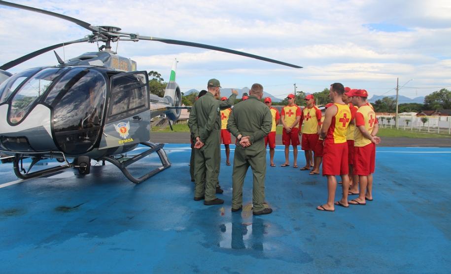 Céu e mar: Em conjunto, Corpo de Bombeiros e BPMOA fazem treinamento de guarda-vidas com apoio de aeronave em Matinhos