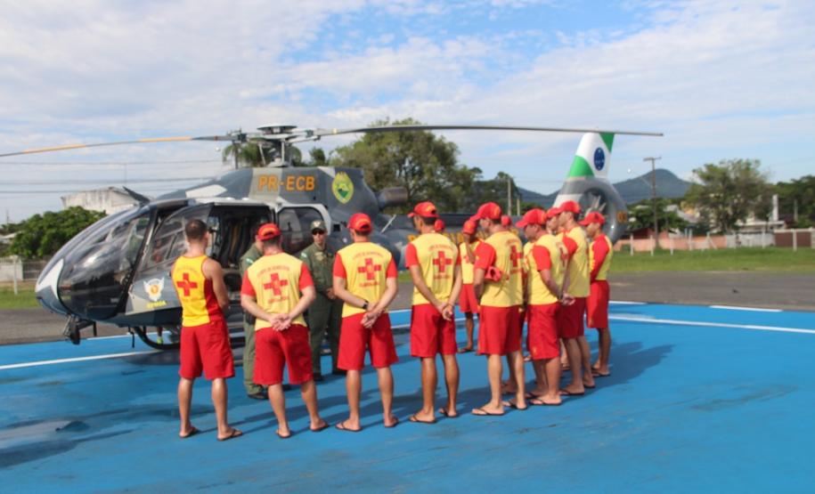 Céu e mar: Em conjunto, Corpo de Bombeiros e BPMOA fazem treinamento de guarda-vidas com apoio de aeronave em Matinhos
