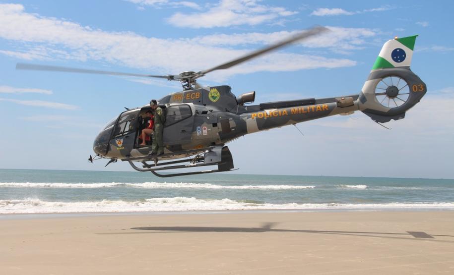 Céu e mar: Em conjunto, Corpo de Bombeiros e BPMOA fazem treinamento de guarda-vidas com apoio de aeronave em Matinhos