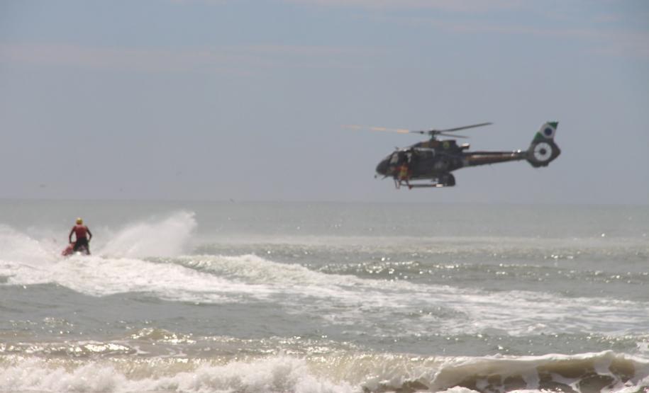 Céu e mar: Em conjunto, Corpo de Bombeiros e BPMOA fazem treinamento de guarda-vidas com apoio de aeronave em Matinhos