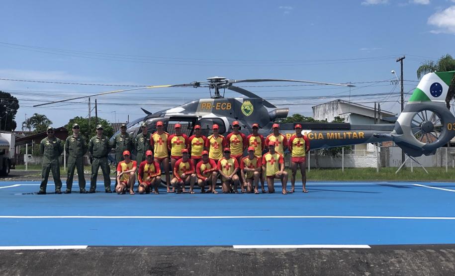 Céu e mar: Em conjunto, Corpo de Bombeiros e BPMOA fazem treinamento de guarda-vidas com apoio de aeronave em Matinhos