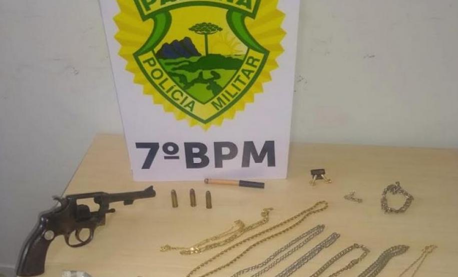 PM apreende produtos eletrônicos contrabandeados, uma arma de fogo e prende homem que furtava objetos de loja, no Noroeste do estado
