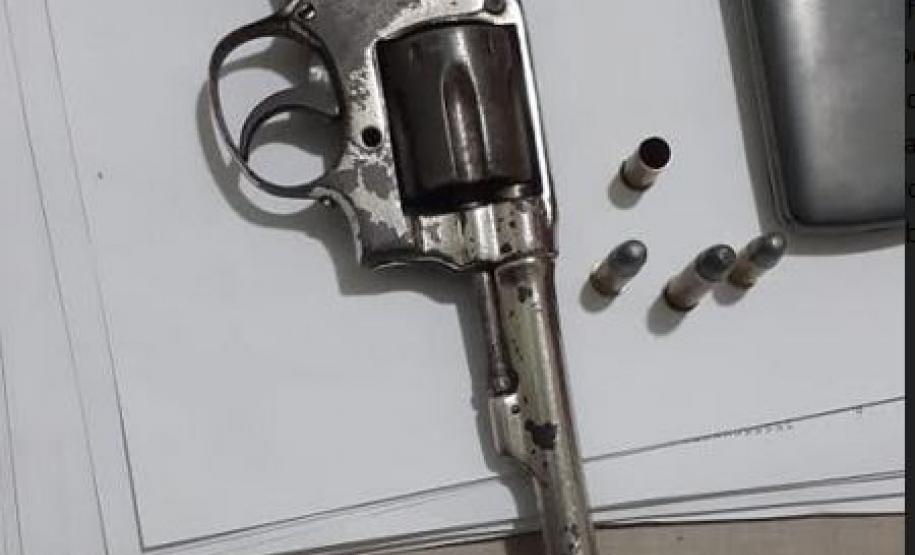 PM prende duas pessoas, recupera caminhonete roubada e apreende uma arma em Campina da Lagoa, no Centro-oeste do estado