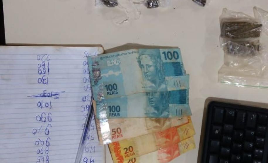 PM encaminha duas pessoas e apreende mais de 140 porções de maconha e cocaína no Norte do estado