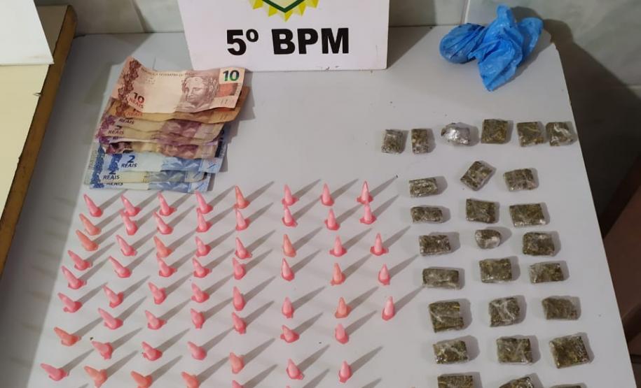 PM encaminha duas pessoas e apreende mais de 140 porções de maconha e cocaína no Norte do estado