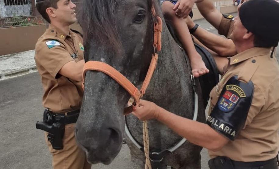 Instituição beneficente de Ponta Grossa (PR), a APACD, recebe visita da cavalaria do 1º Batalhão da PM