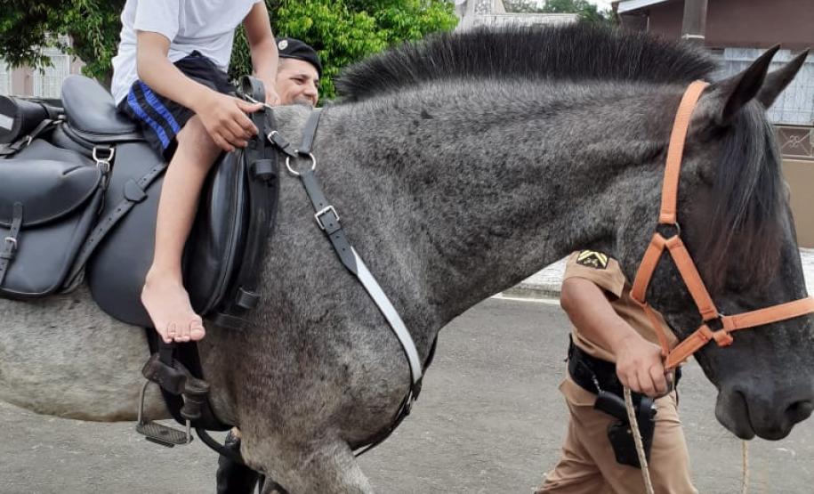 Instituição beneficente de Ponta Grossa (PR), a APACD, recebe visita da cavalaria do 1º Batalhão da PM
