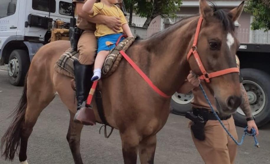 Instituição beneficente de Ponta Grossa (PR), a APACD, recebe visita da cavalaria do 1º Batalhão da PM