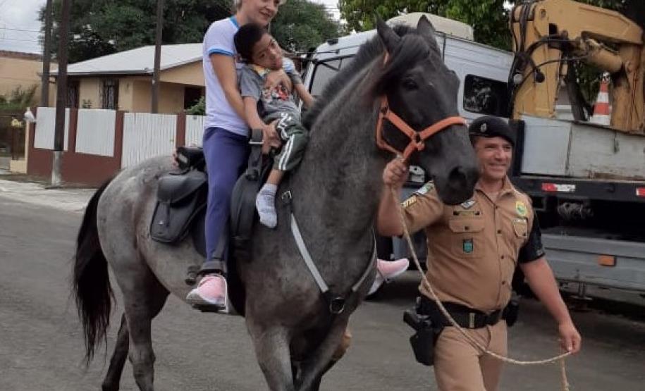 Instituição beneficente de Ponta Grossa (PR), a APACD, recebe visita da cavalaria do 1º Batalhão da PM