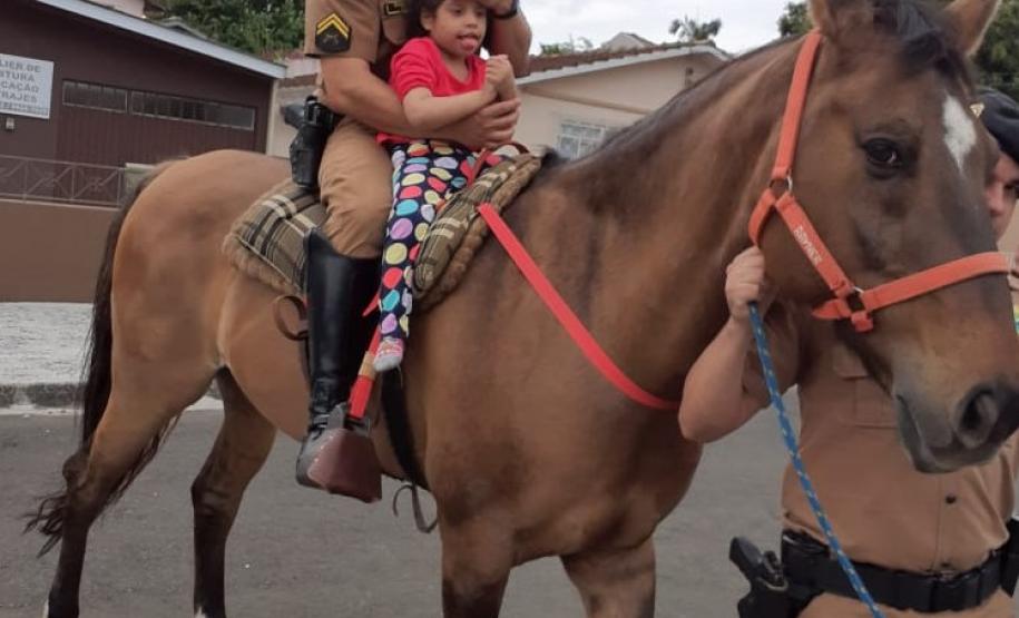 Instituição beneficente de Ponta Grossa (PR), a APACD, recebe visita da cavalaria do 1º Batalhão da PM