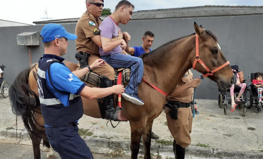 Instituição beneficente de Ponta Grossa (PR), a APACD, recebe visita da cavalaria do 1º Batalhão da PM