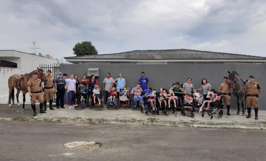 Instituição beneficente de Ponta Grossa (PR), a APACD, recebe visita da cavalaria do 1º Batalhão da PM