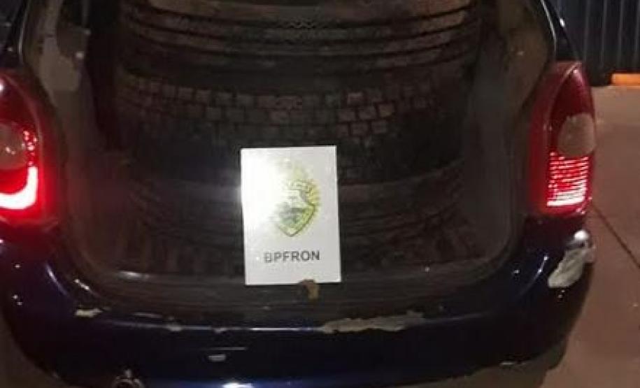 Em situações distintas, BPFron apreende veículo carregado de pneus e cigarros contrabandos no Oeste do estado