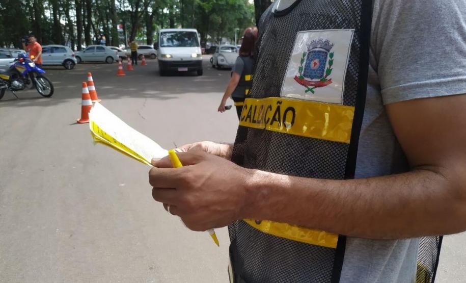 Bloqueio para orientar condutores e passageiros sobre regras e segurança no trânsito são feitas pela PM, em Cianorte (PR)