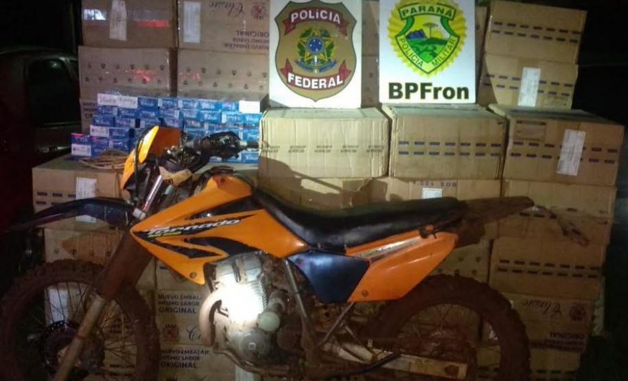 Em situações distintas, BPFron apreende veículo carregado de pneus e cigarros contrabandos no Oeste do estado