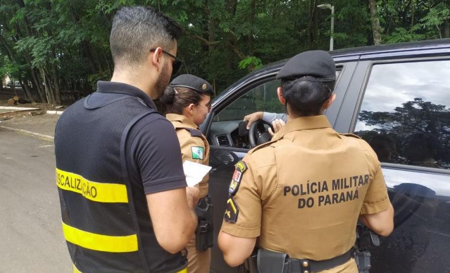 Bloqueio para orientar condutores e passageiros sobre regras e segurança no trânsito são feitas pela PM, em Cianorte (PR)