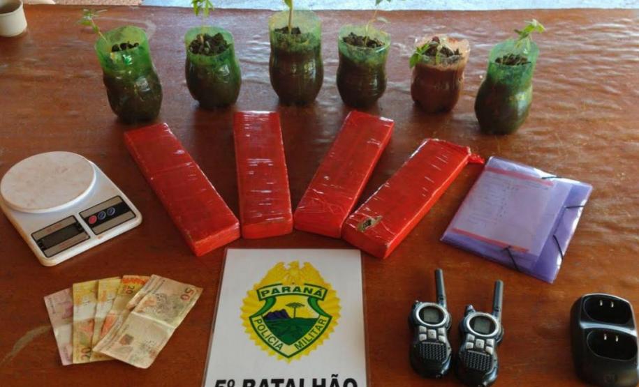 Após denúncia, policiais militares apreendem várias porções de cocaína, maconha e crack em Londrina (PR)