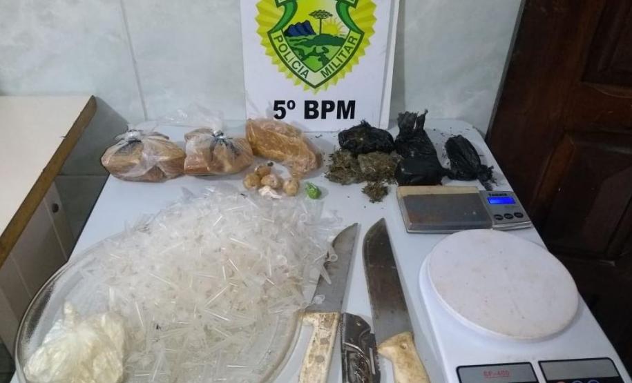 Após denúncia, policiais militares apreendem várias porções de cocaína, maconha e crack em Londrina (PR)