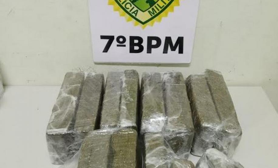 PM apreende veículo com 14 tabletes de maconha em Cruzeiro do Oeste, no Noroeste do estado