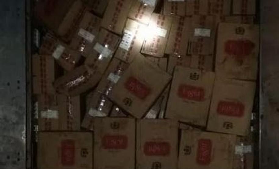 Aproximadamente 30 mil pacotes de cigarros e oito pneus contrabandeados são apreendidos pelo BPFron, no Oeste do estado