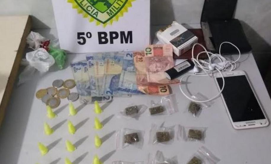 Após denúncia, policiais militares apreendem várias porções de cocaína, maconha e crack em Londrina (PR)