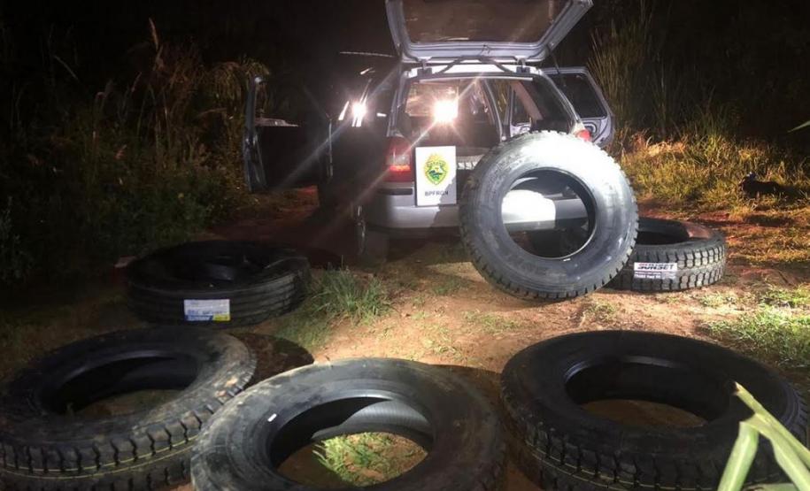 Aproximadamente 30 mil pacotes de cigarros e oito pneus contrabandeados são apreendidos pelo BPFron, no Oeste do estado