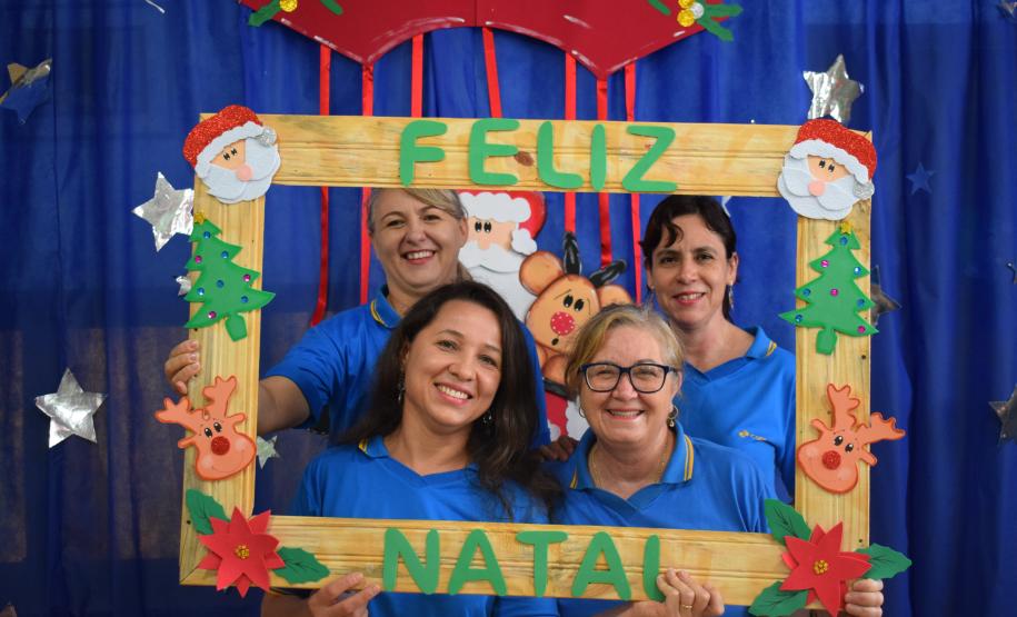 Policiais militares presenteiam estudantes em escola de Cornélio Procópio (PR)