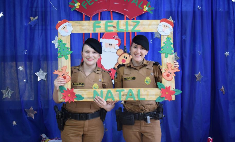 Policiais militares presenteiam estudantes em escola de Cornélio Procópio (PR)
