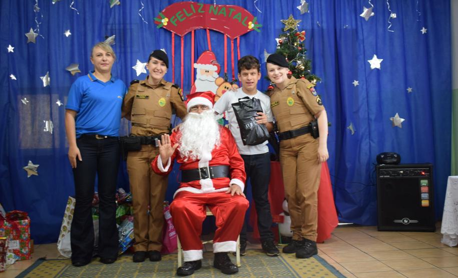 Policiais militares presenteiam estudantes em escola de Cornélio Procópio (PR)