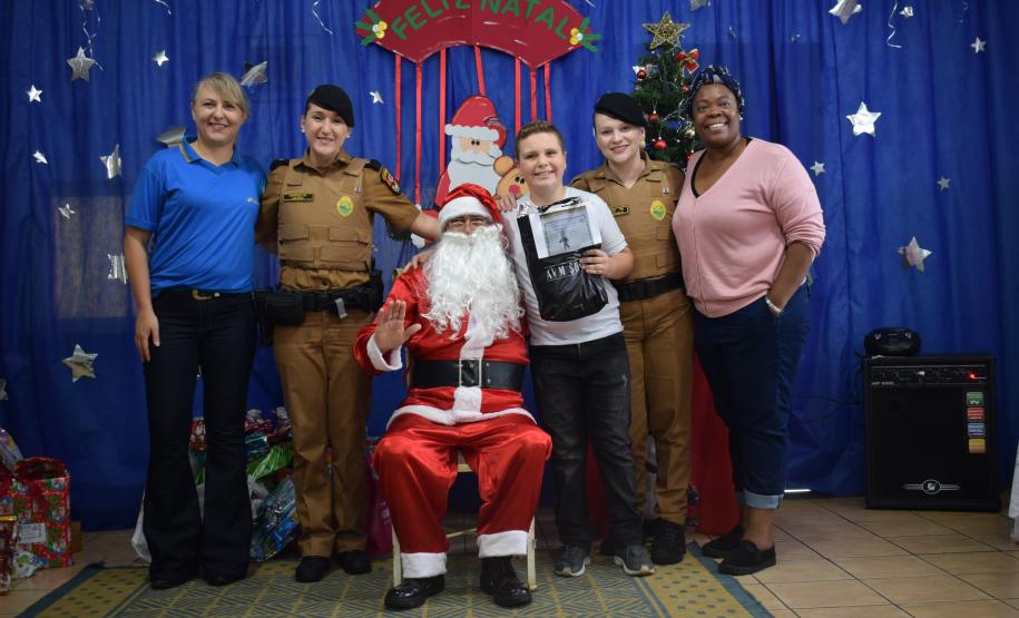 Policiais militares presenteiam estudantes em escola de Cornélio Procópio (PR)