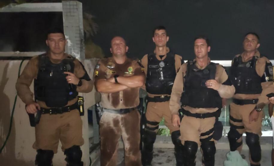 Equipe policial age rápido e cessa fogo que atingia apartamento durante a virada do ano em Matinhos (PR)