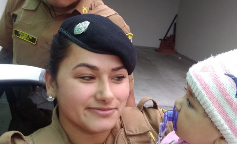 Policiais militares encontram bebê abandonado em frente de uma sorveteria na Região Metropolitana de Curitiba
