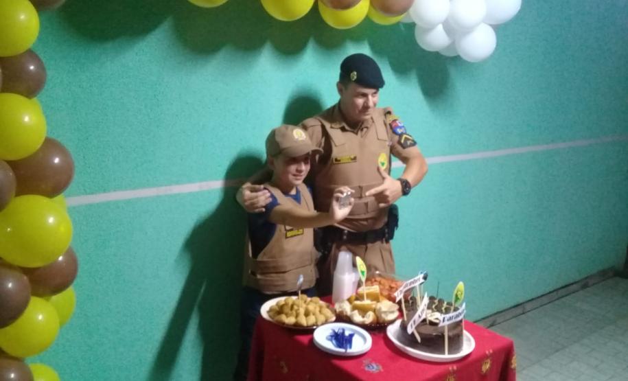 PM de Fazenda Rio Grande (RMC) visita pequeno fã em seu aniversário