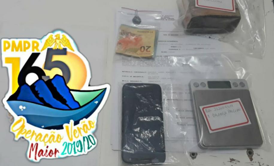 Três pessoas são presas e um adolescente acaba apreendido em ações da PM no Litoral que resultaram na apreensão de drogas