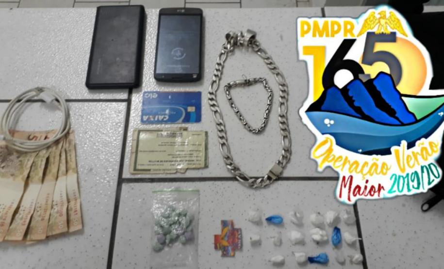 Três pessoas são presas e um adolescente acaba apreendido em ações da PM no Litoral que resultaram na apreensão de drogas