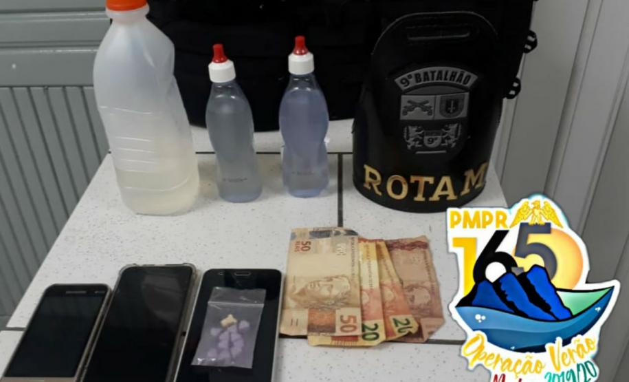 Três pessoas são presas e um adolescente acaba apreendido em ações da PM no Litoral que resultaram na apreensão de drogas