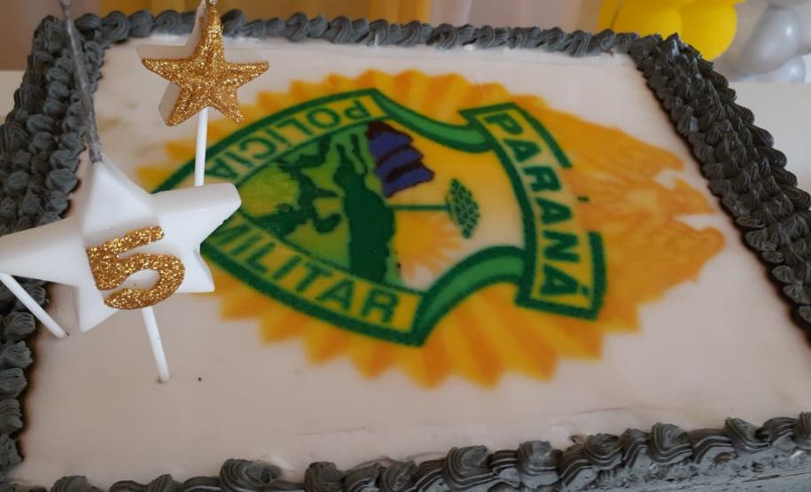Policiais militares participam de festa de aniversário de admiradora da PM em Fazenda Rio Grande, na Região Metropolitana de Curitiba