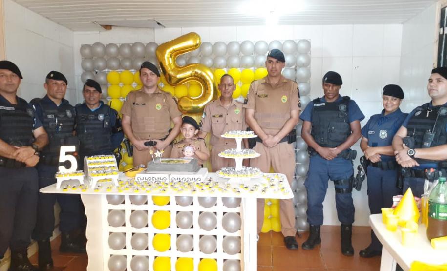 Policiais militares participam de festa de aniversário de admiradora da PM em Fazenda Rio Grande, na Região Metropolitana de Curitiba