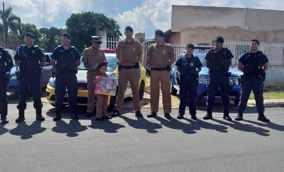 Policiais militares participam de festa de aniversário de admiradora da PM em Fazenda Rio Grande, na Região Metropolitana de Curitiba