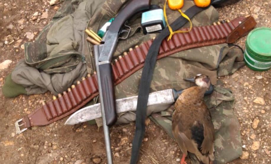 Polícia Ambiental flagra homem com arsenal para caça ilegal em Bocaiuva do Sul