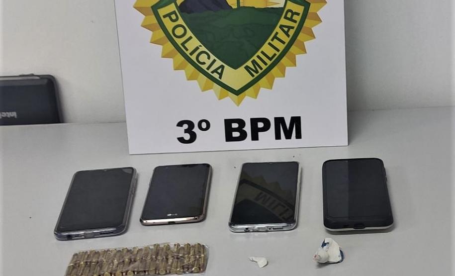 PM prende seis pés de maconha, 50 munições e porções de cocaína em Pato Branco, região Sudoeste do estado